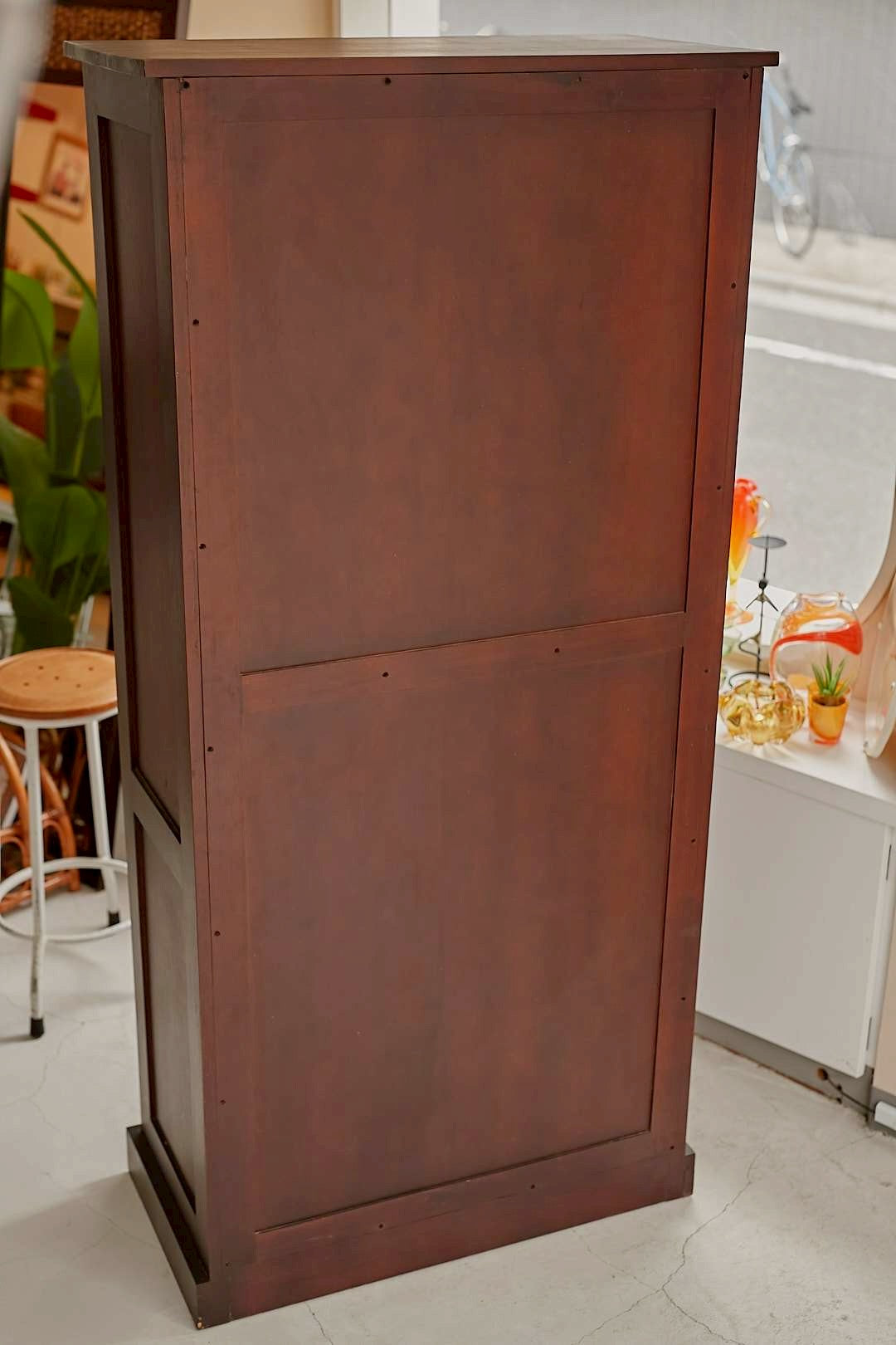 Shell handle glass cabinet