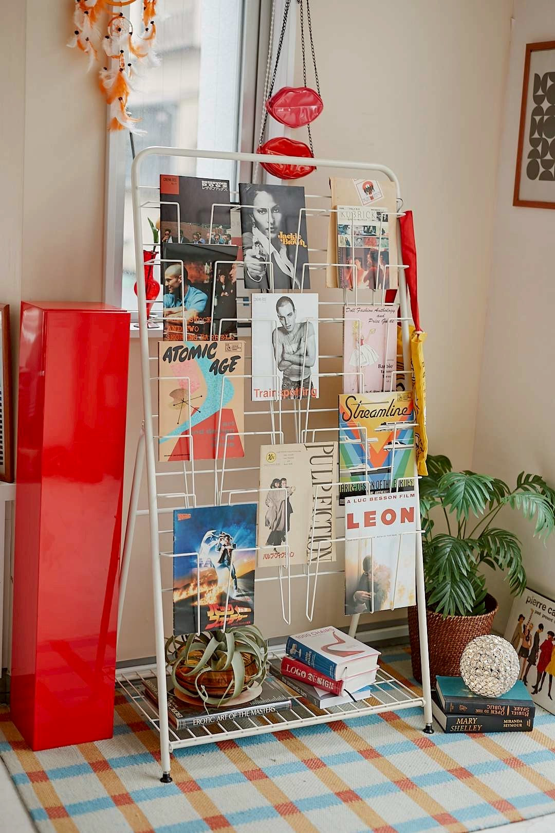 Whitewire magazine rack