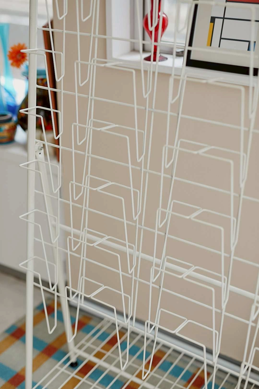 Whitewire magazine rack