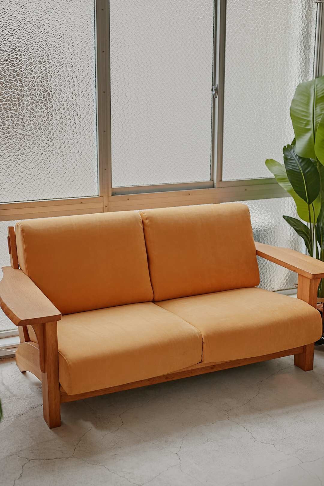 柏木工 Yellow Fabric & Oak Flame Sofa