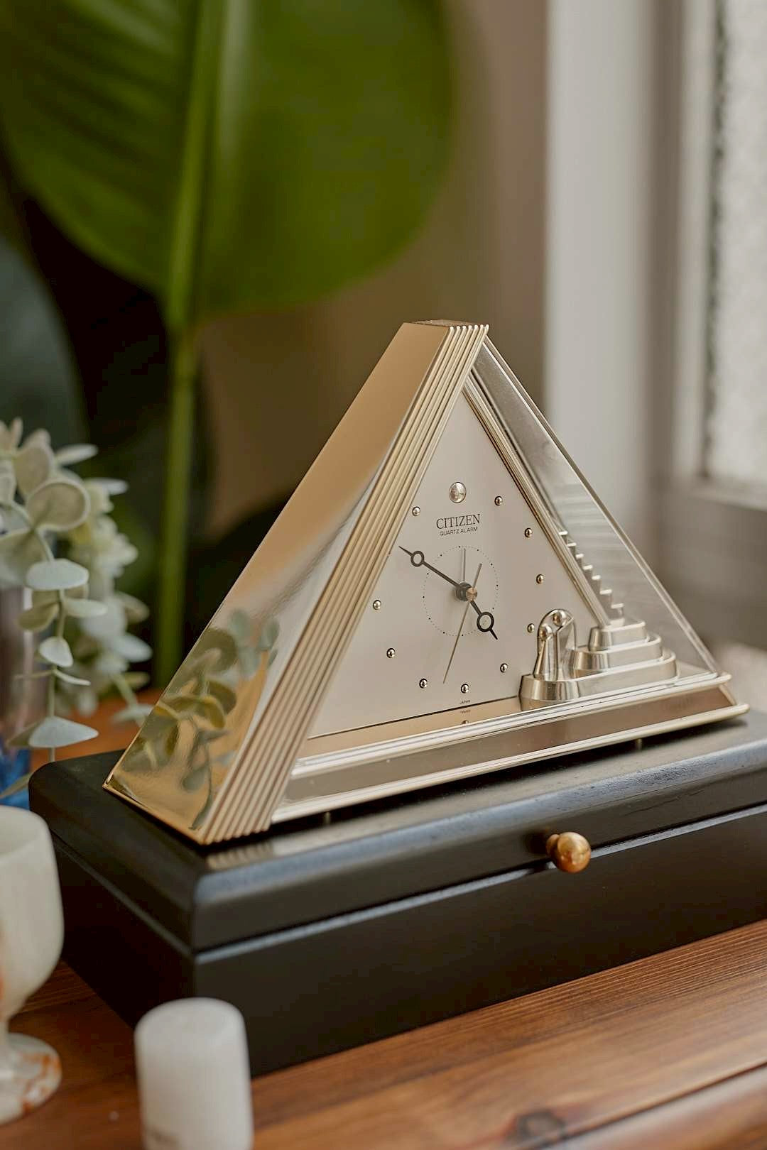 CITIZEN Triangle Clock