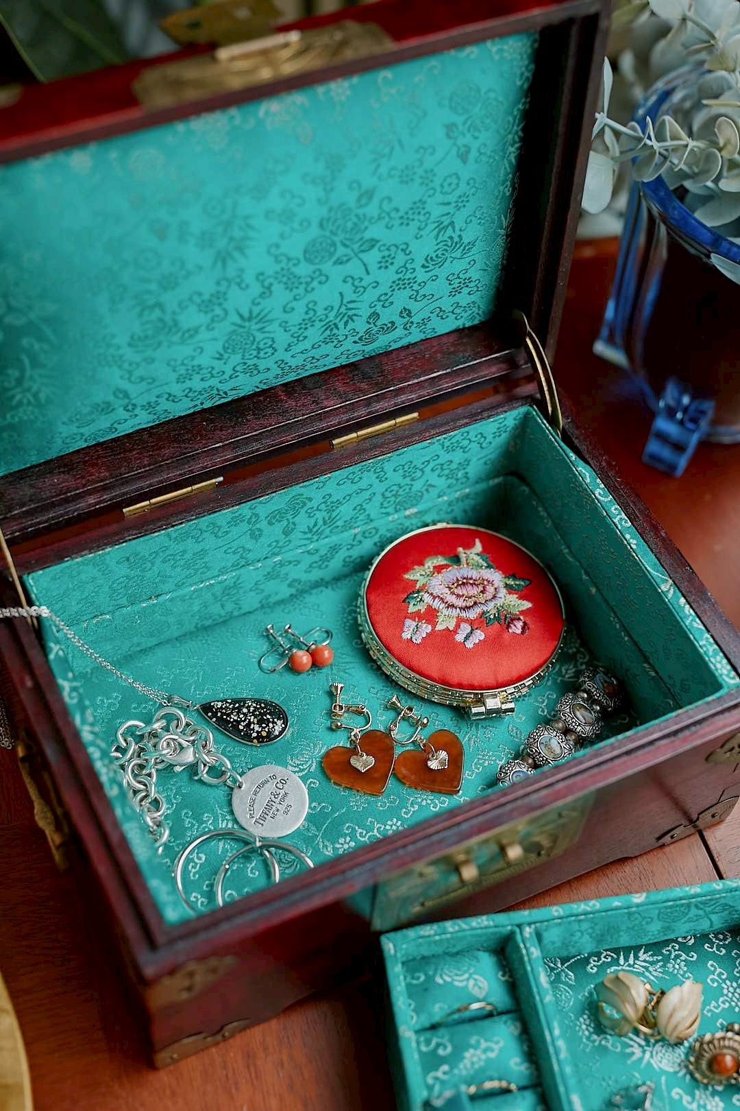 Oriental jewelry box born in Shanghai