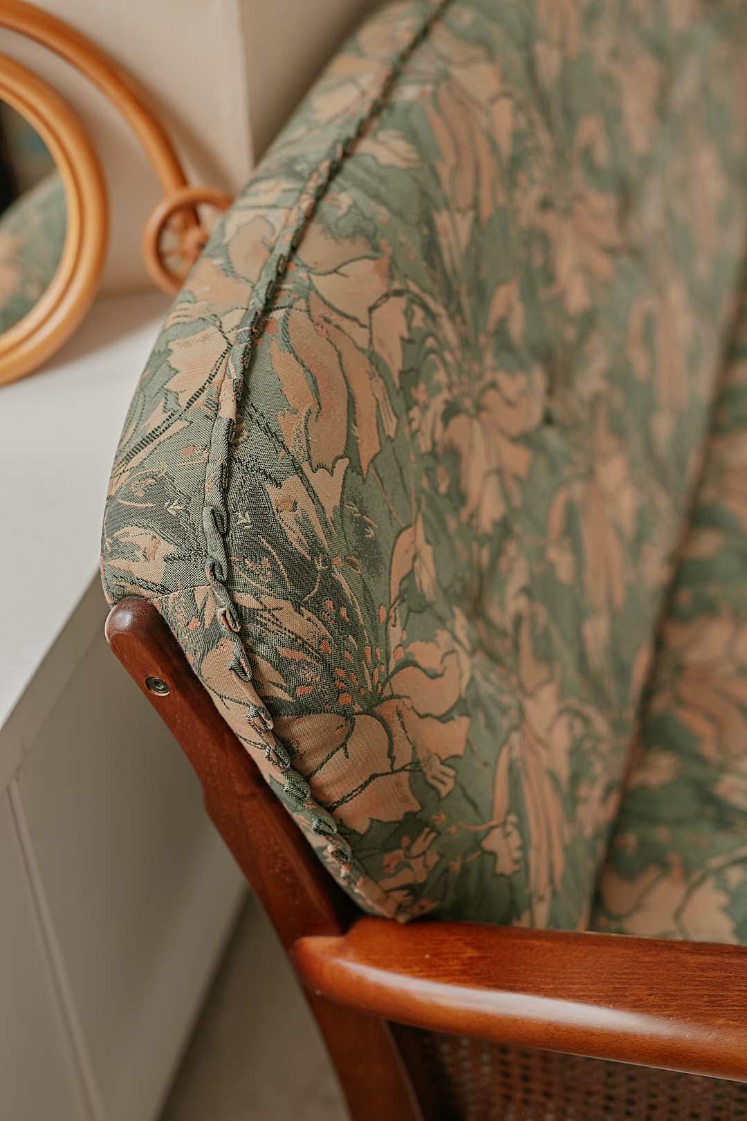 カリモク Colonial Floral Fabric Sofa