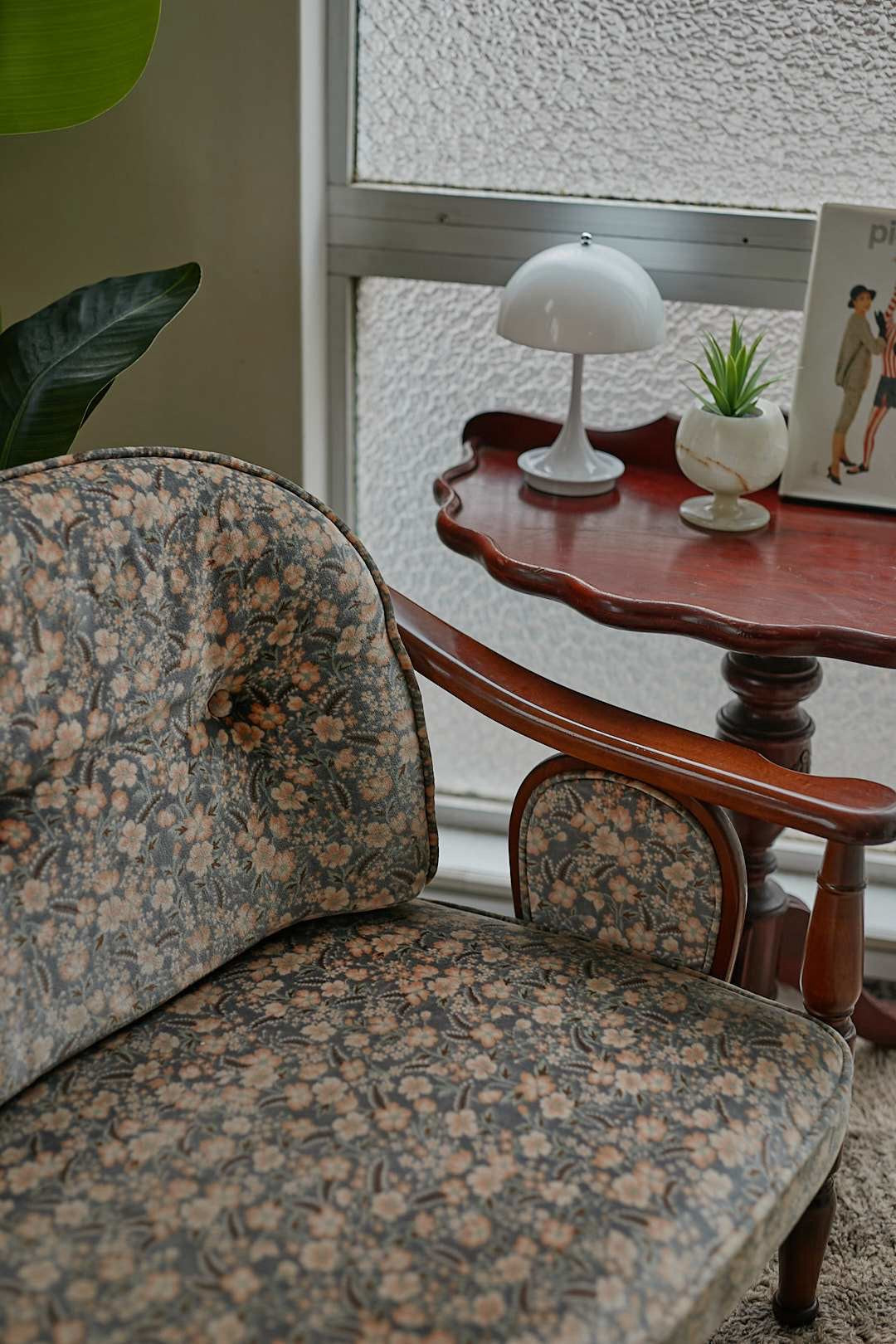 カリモク Floral Wood Frame Sofa