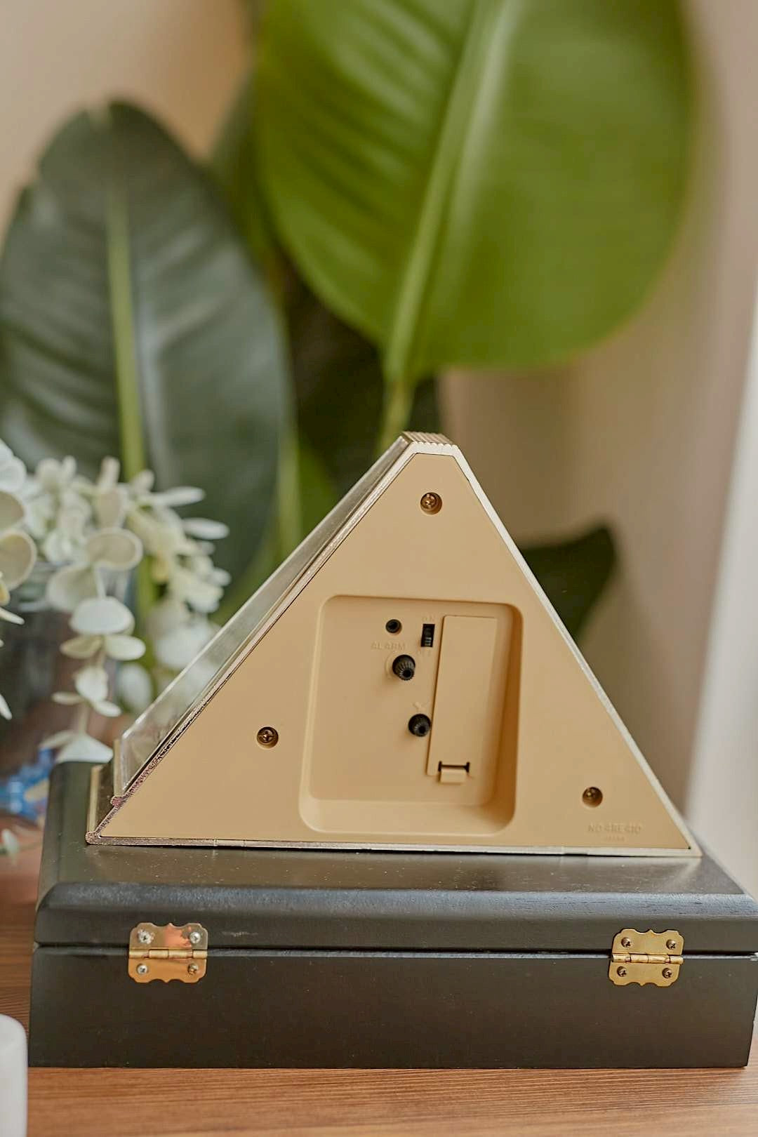 CITIZEN Triangle Clock