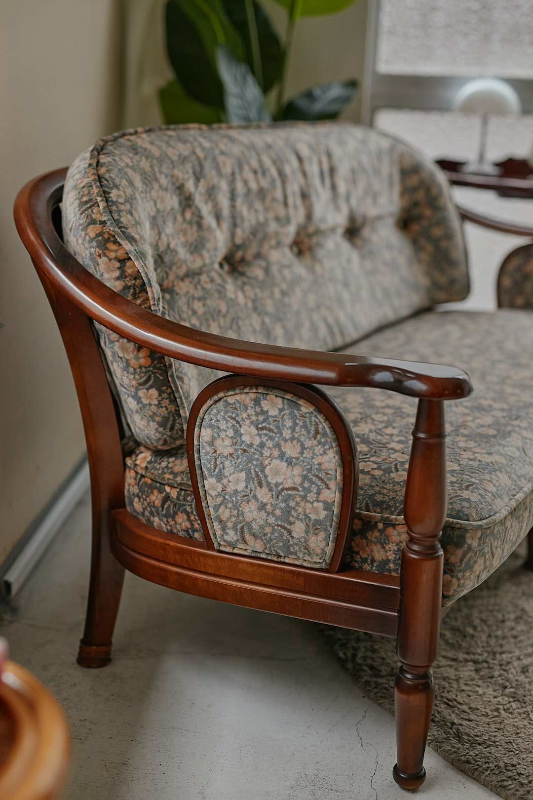 カリモク Floral Wood Frame Sofa