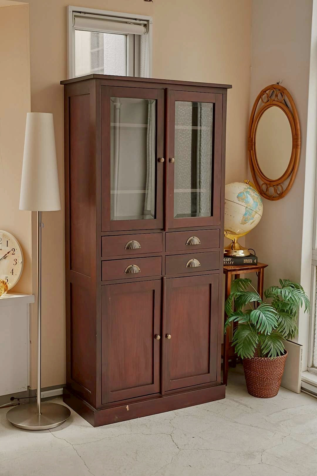Shell handle glass cabinet