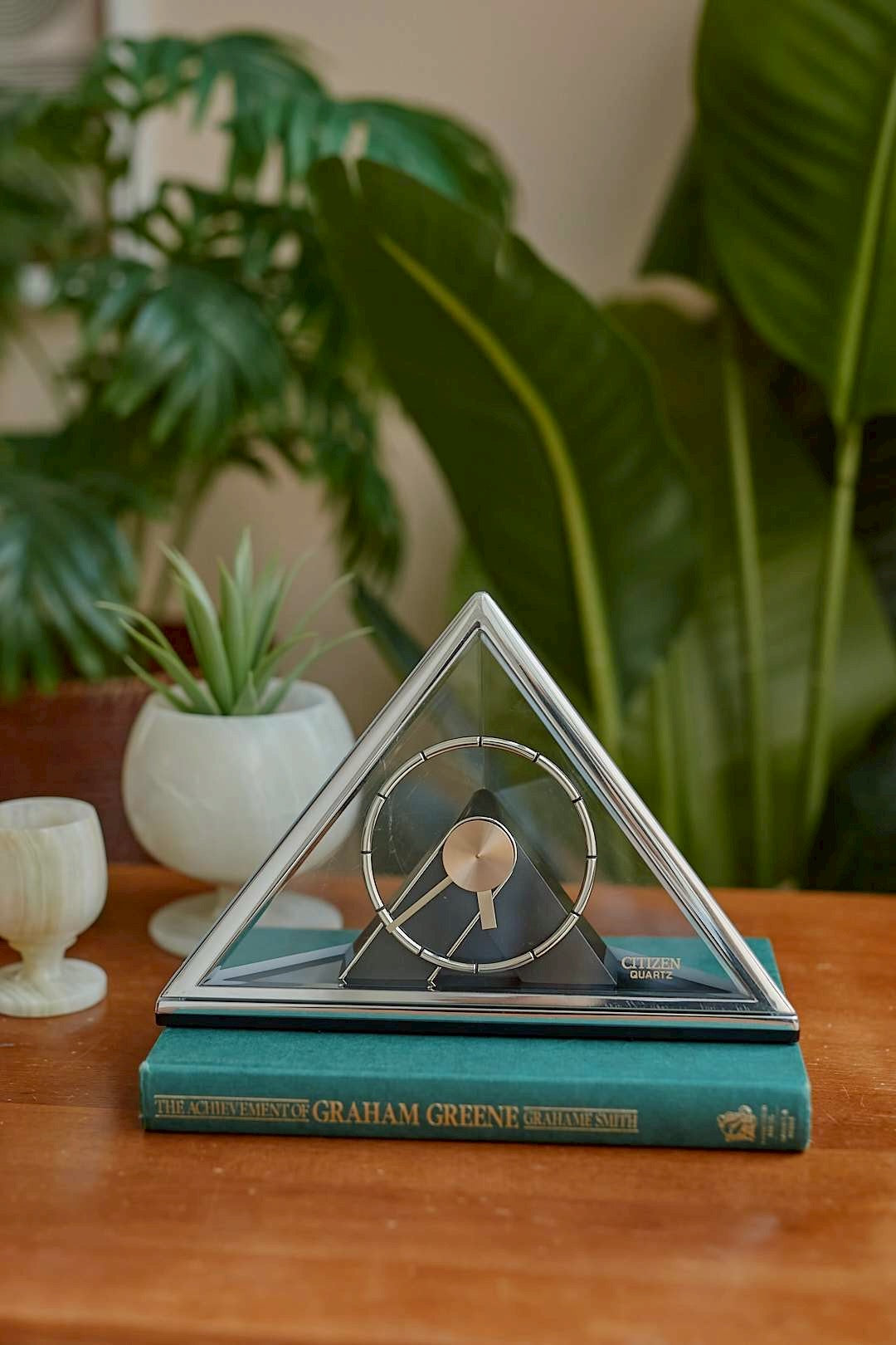 CITIZEN Triangle Clock