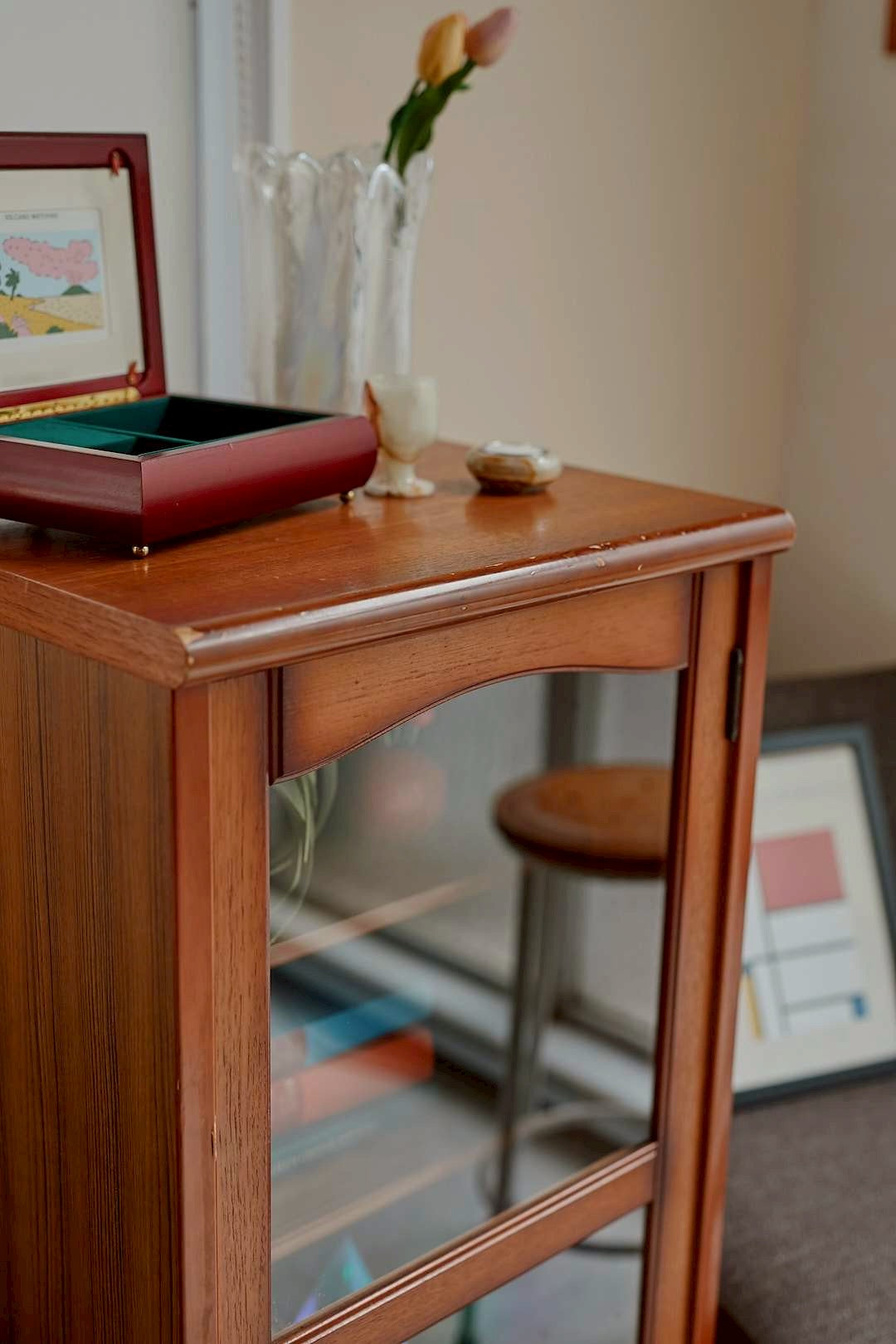 Modern Showcase Cabinet