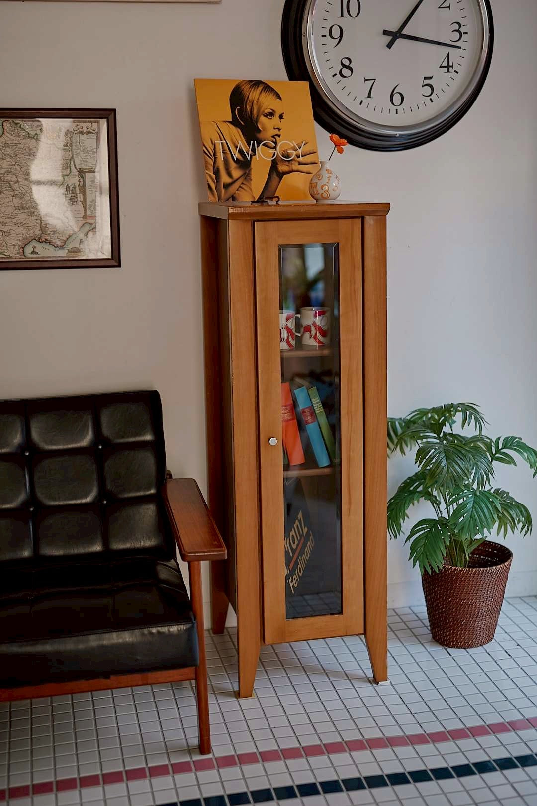 Vertical glass shelf