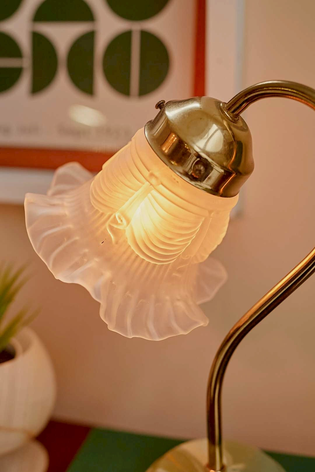 Frill glass table lamp