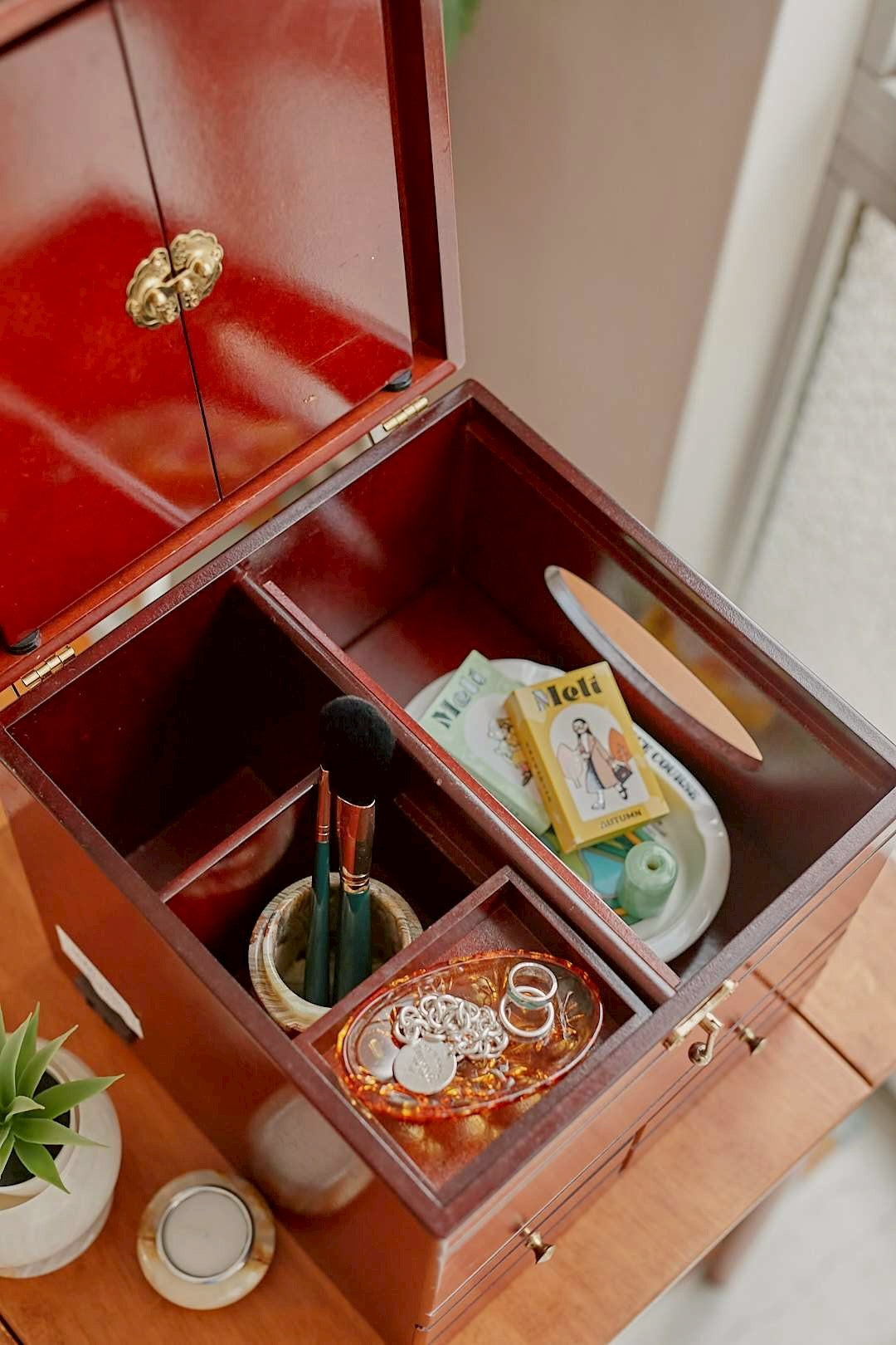 Wood dresser cosmetic box