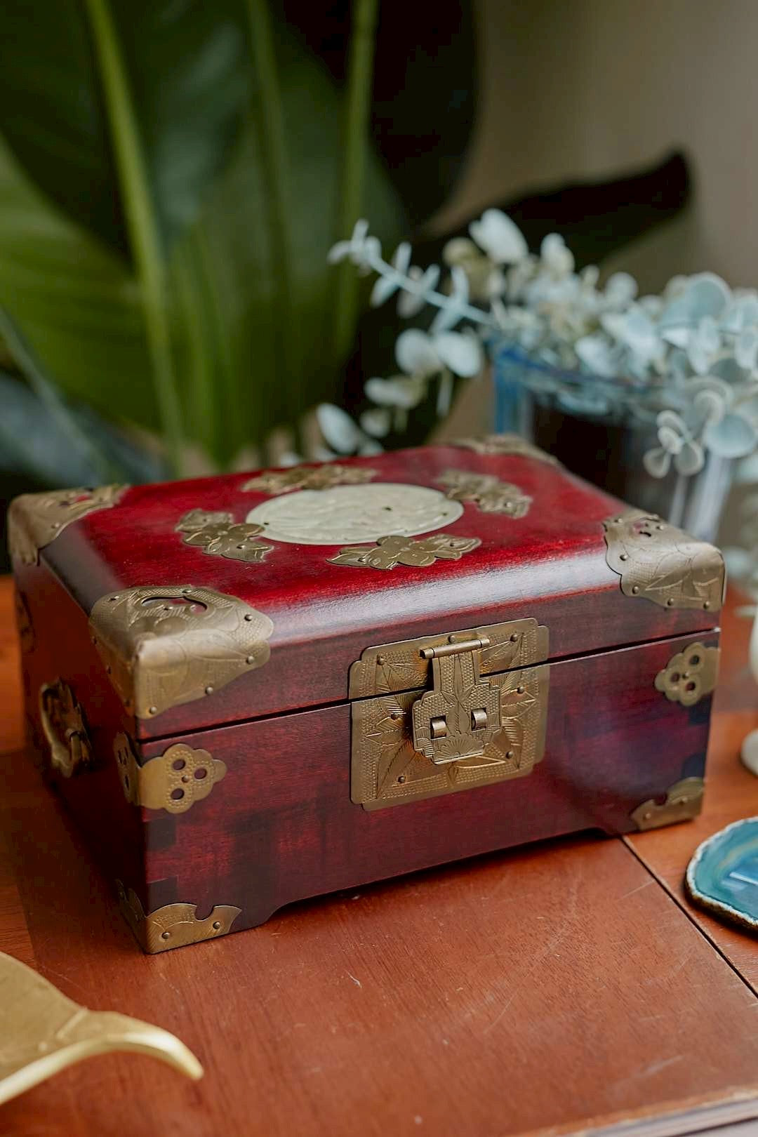 Oriental jewelry box born in Shanghai