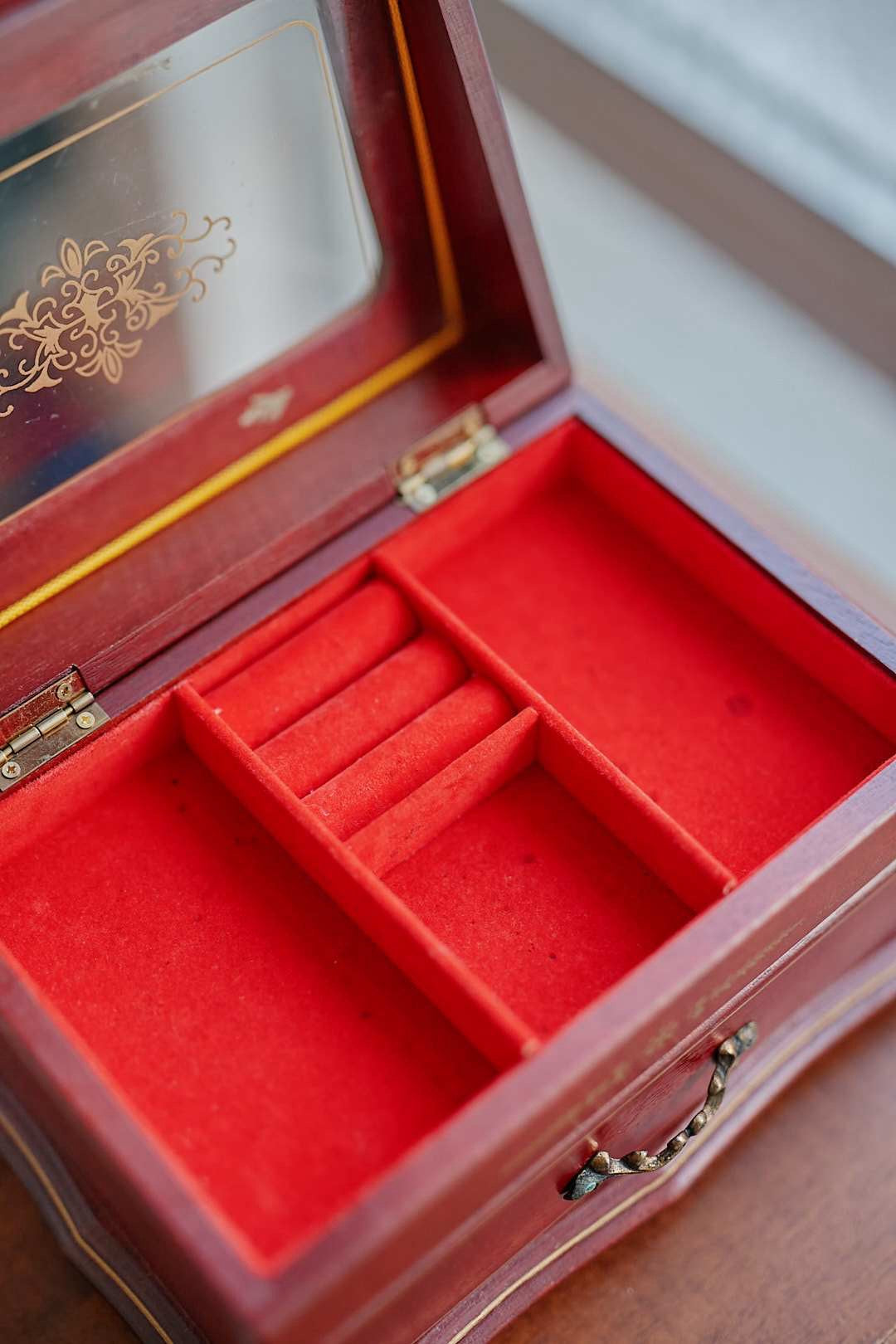 Rouge Velvet Jewelry Case