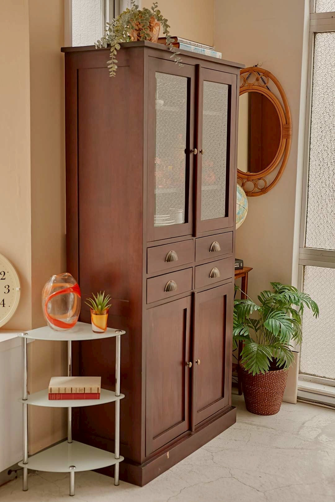 Shell handle glass cabinet