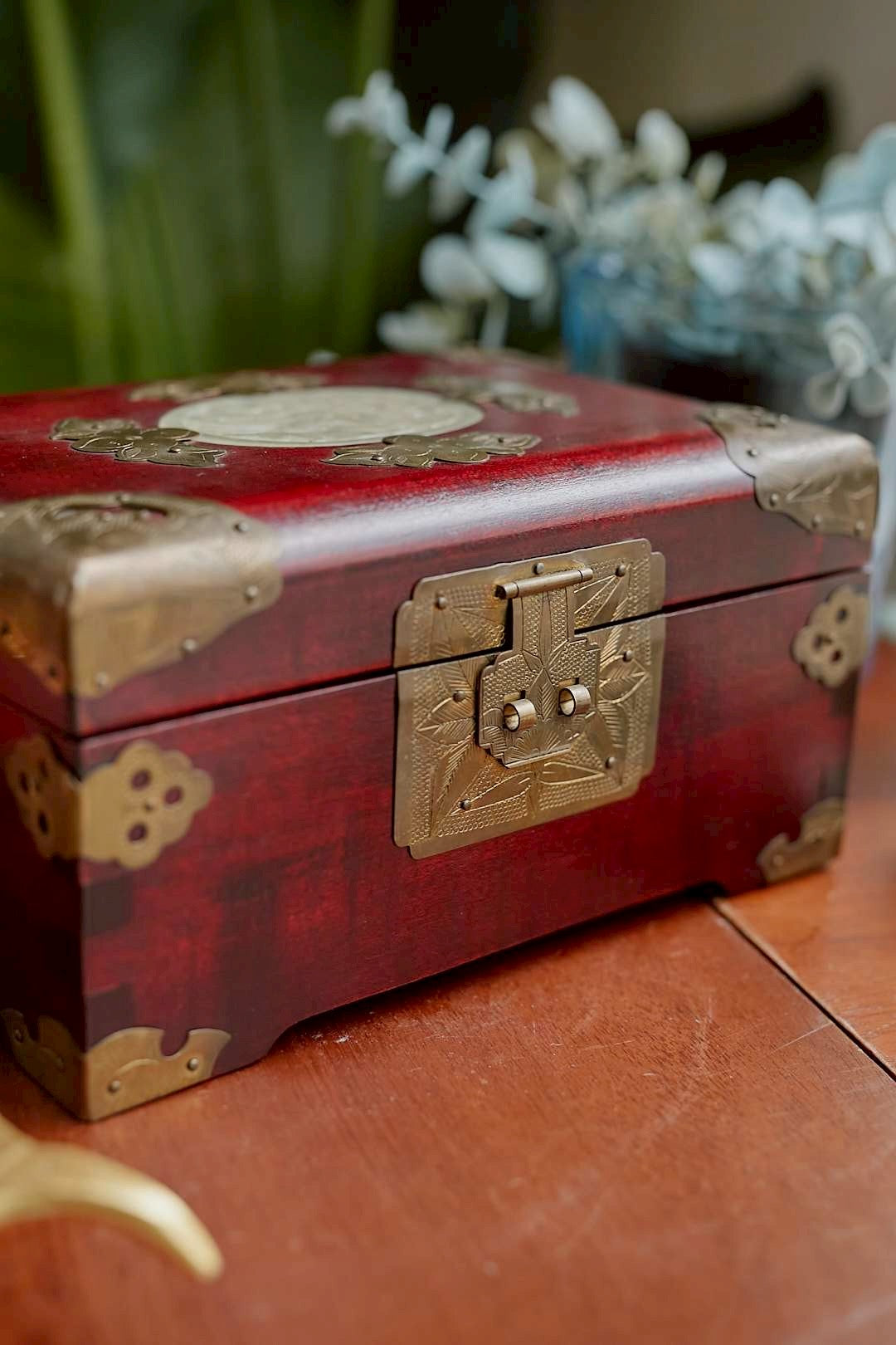 Oriental jewelry box born in Shanghai
