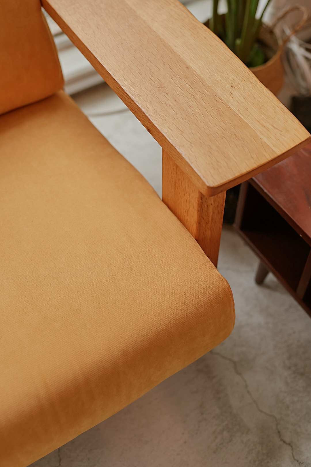 柏木工 Yellow Fabric & Oak Flame Sofa