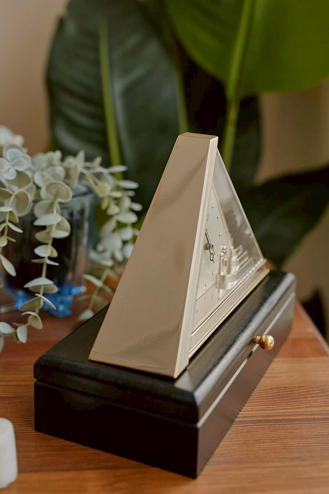 CITIZEN Triangle Clock