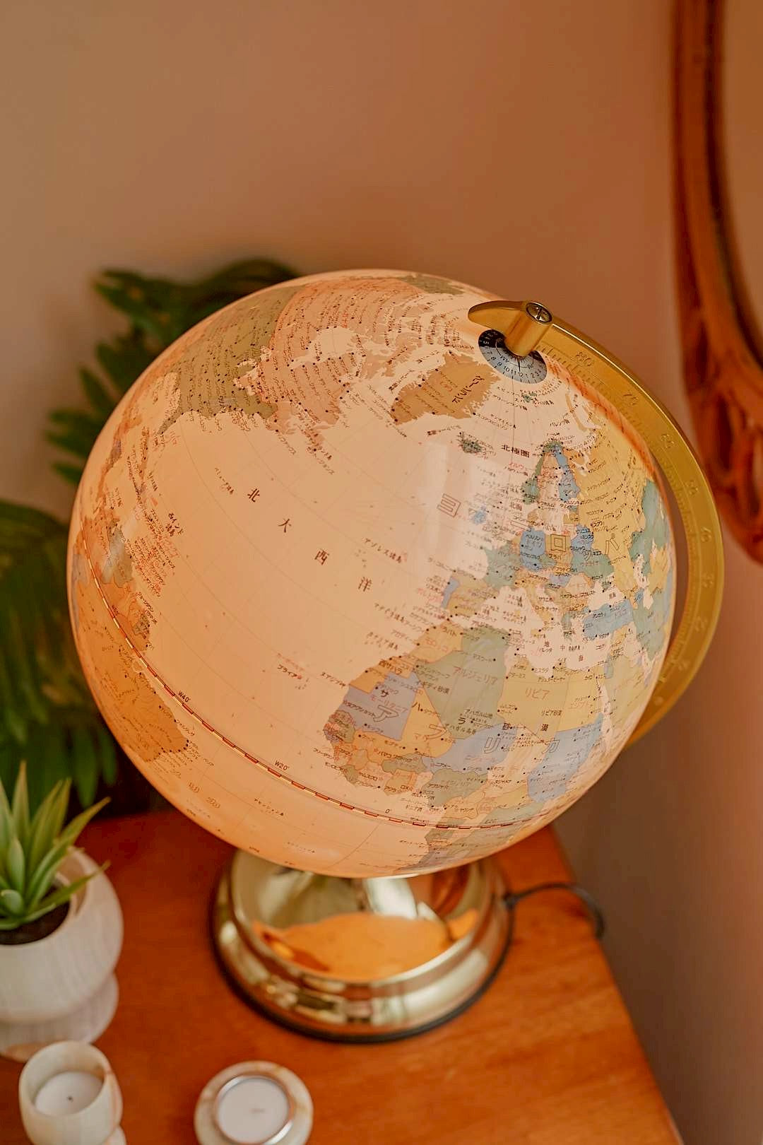 Gold globe lamp