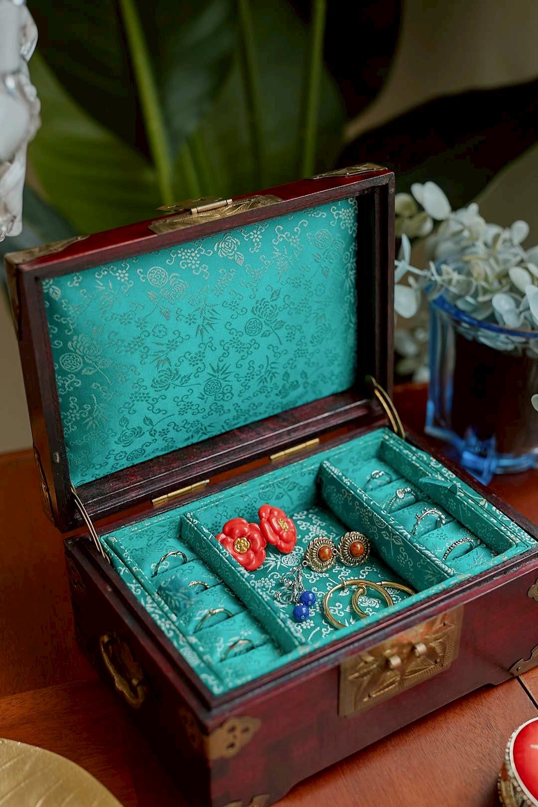 Oriental jewelry box born in Shanghai