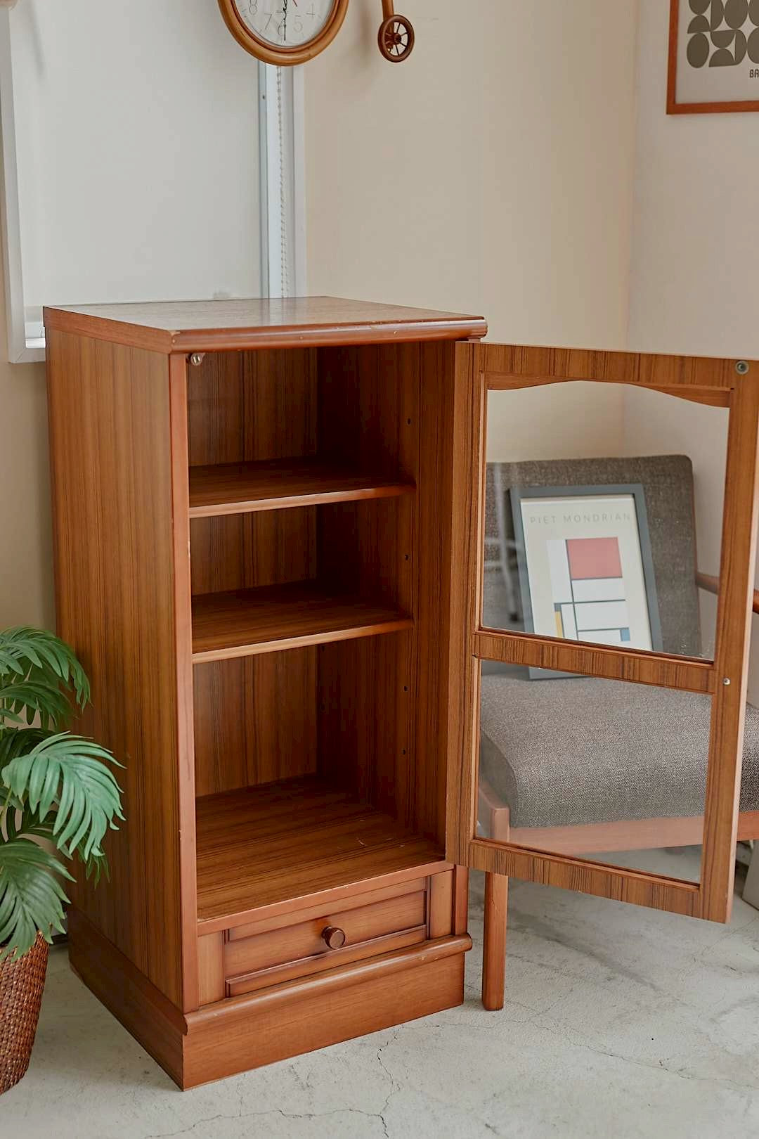 Modern Showcase Cabinet