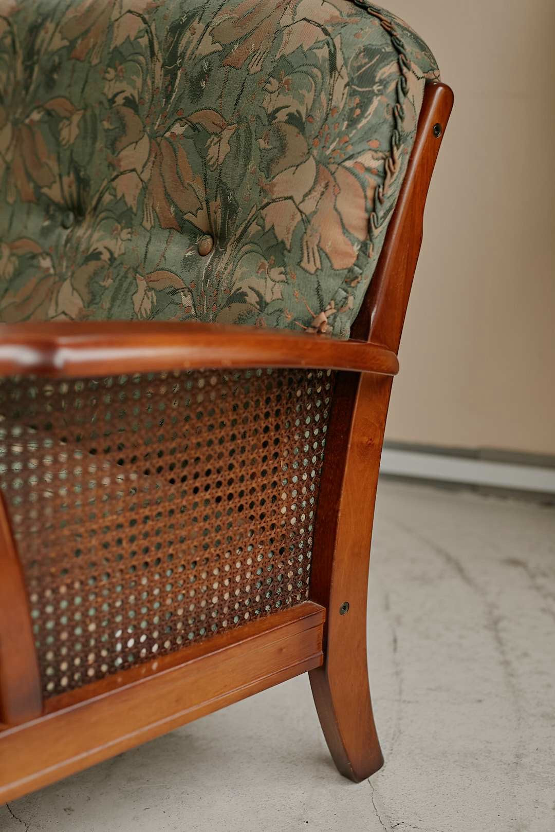 カリモク Colonial Floral Fabric Sofa