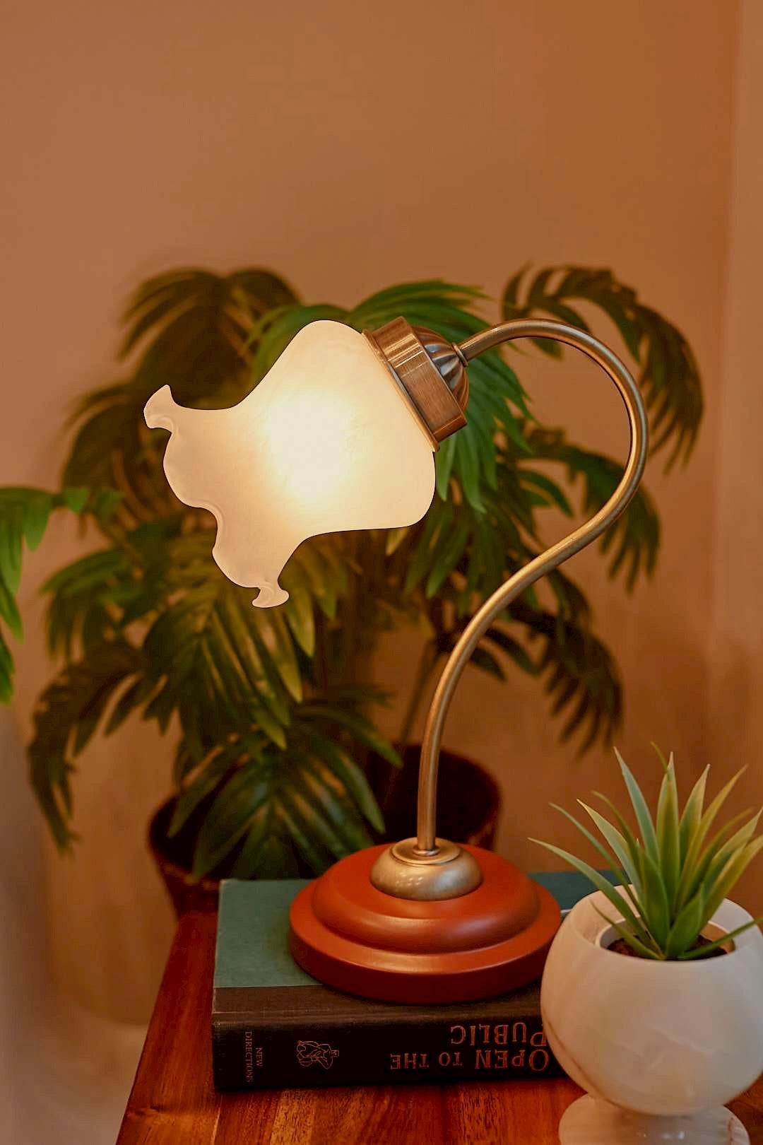 White frill lamp