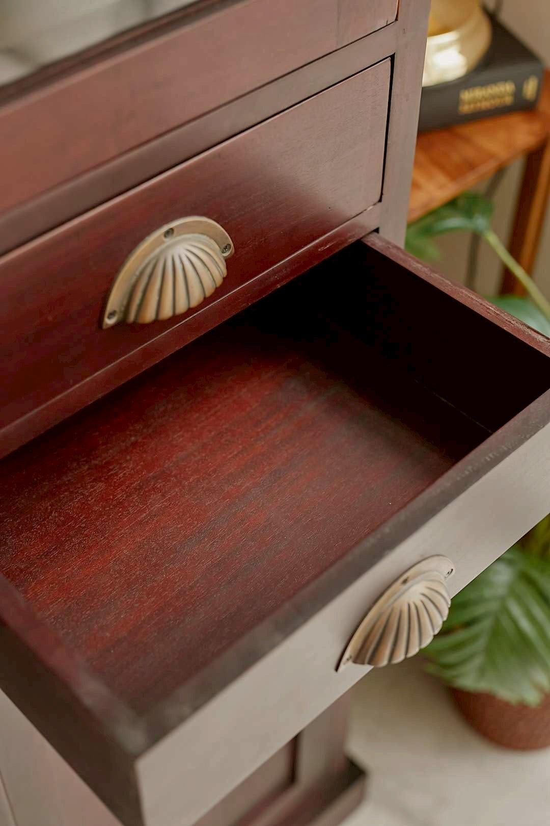 Shell handle glass cabinet