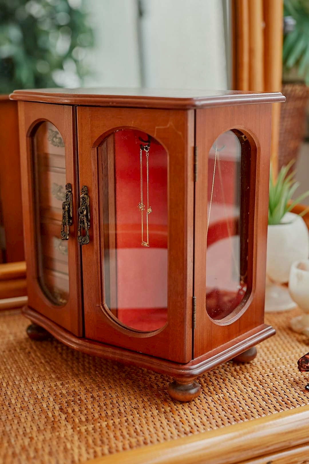 Side glass jewelry cabinet