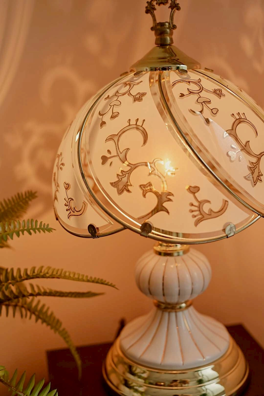 Botanical Shadow Lamp