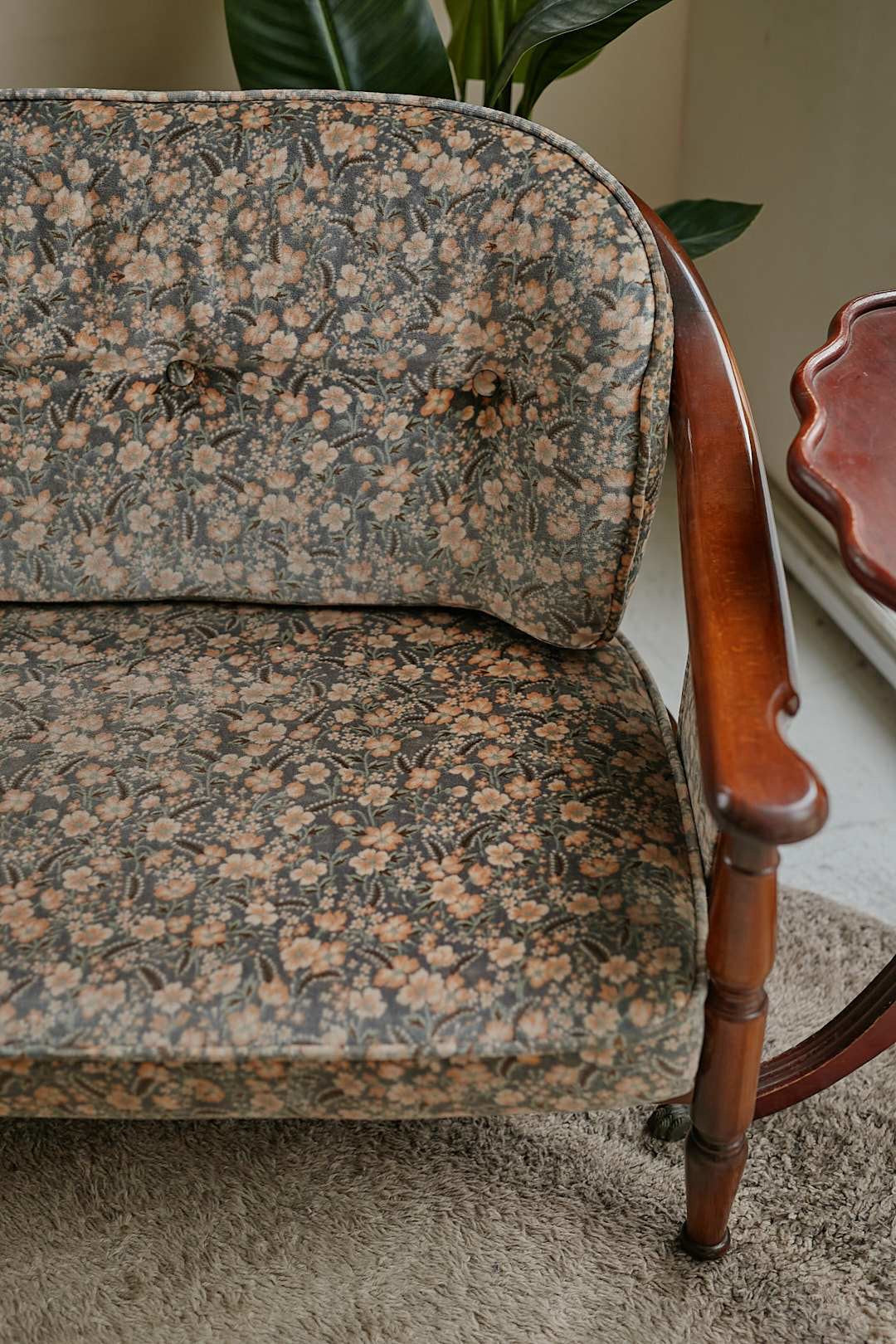 カリモク Floral Wood Frame Sofa