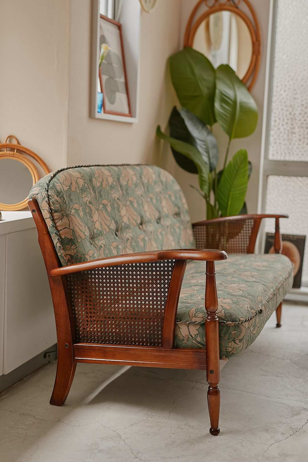 カリモク Colonial Floral Fabric Sofa