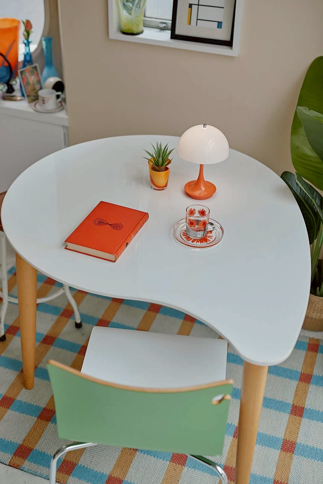 White curve table