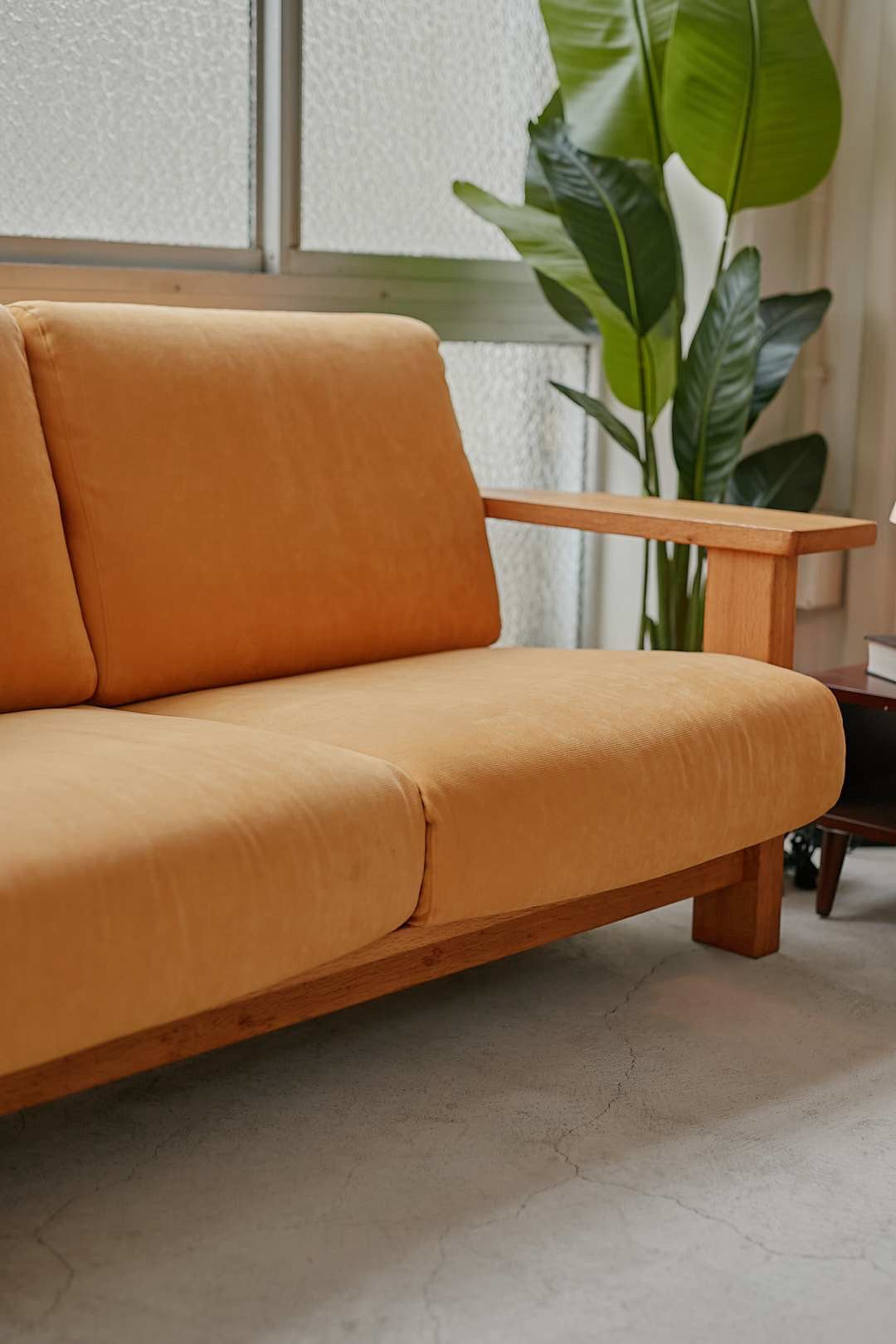 柏木工 Yellow Fabric & Oak Flame Sofa