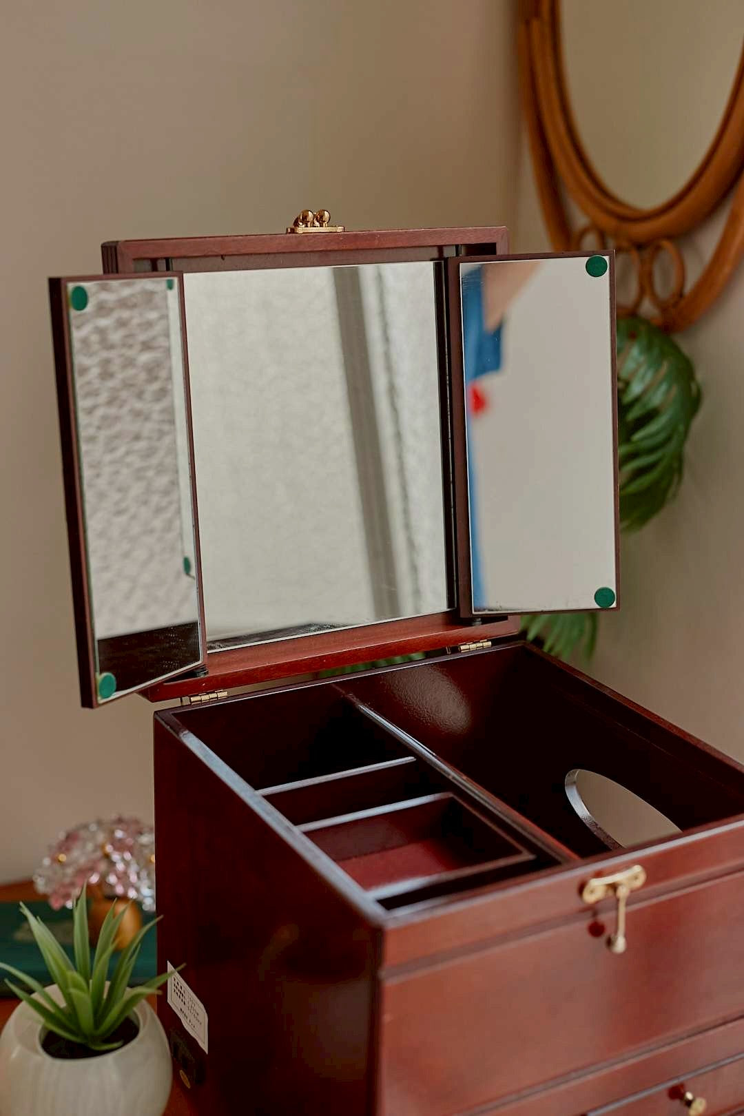 Wood dresser cosmetic box