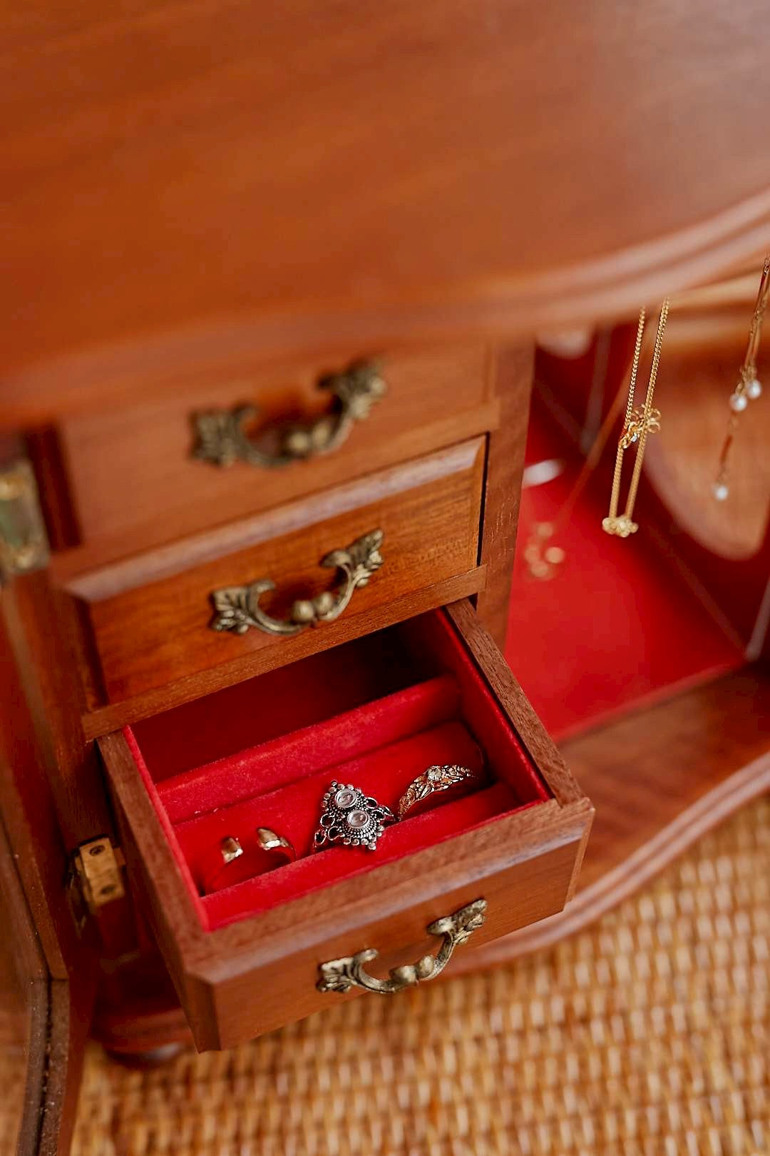 Side glass jewelry cabinet