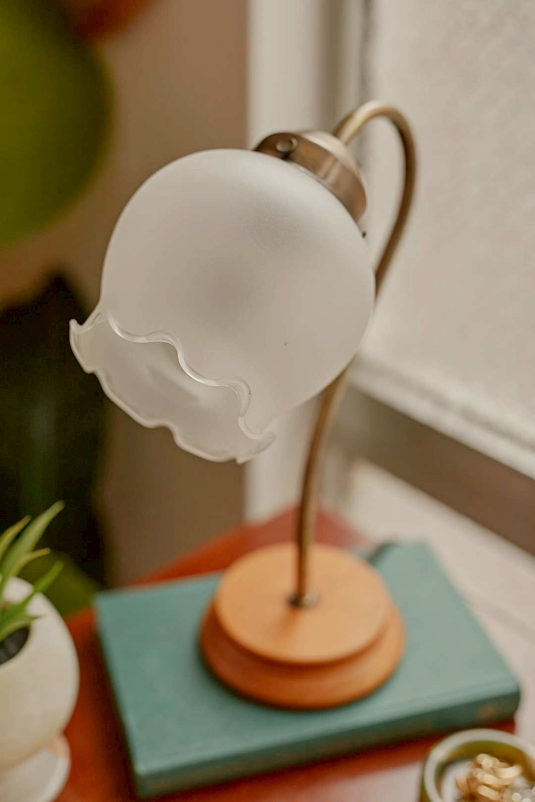Lily of the valley table lamp