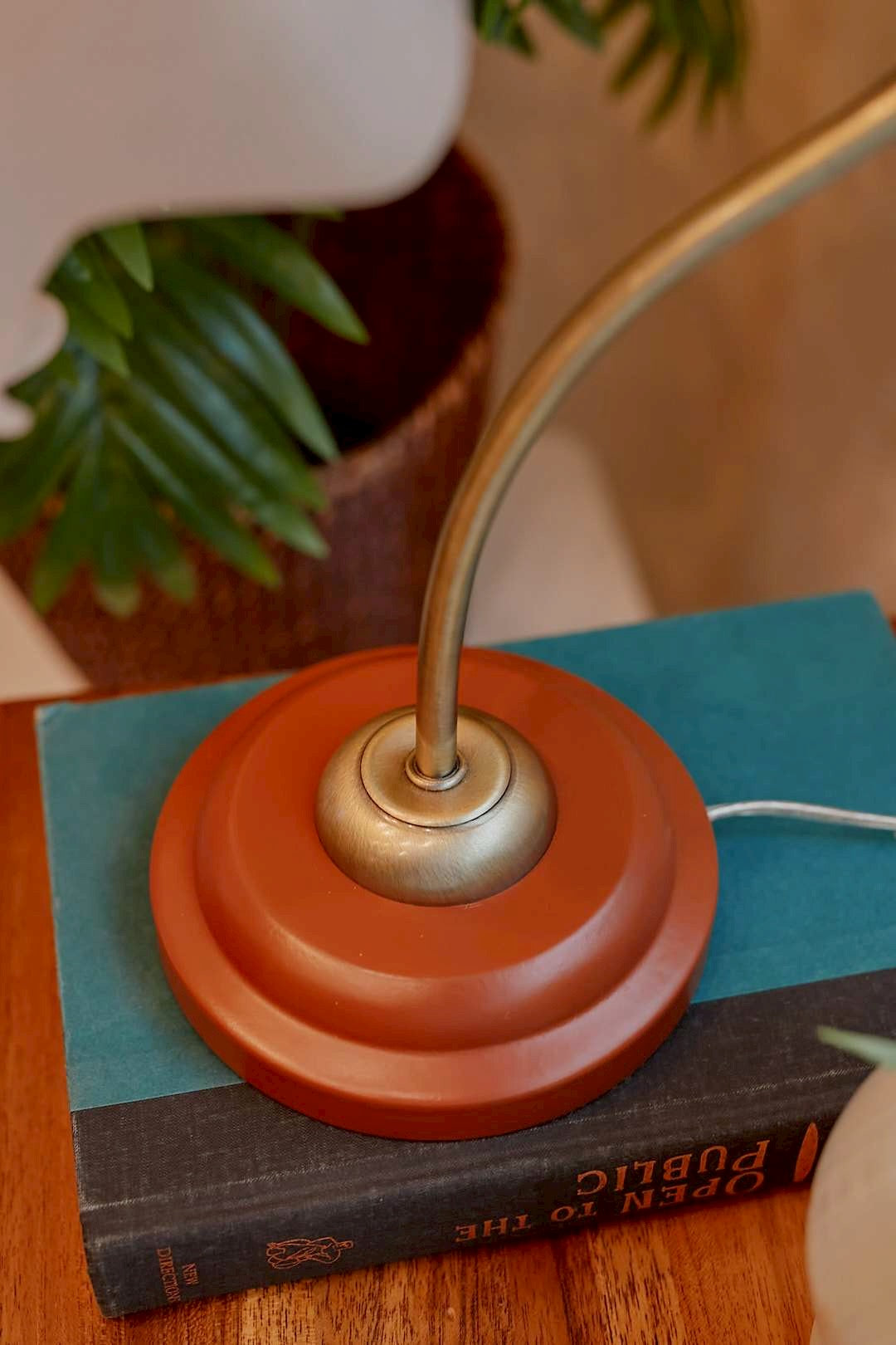 White frill lamp