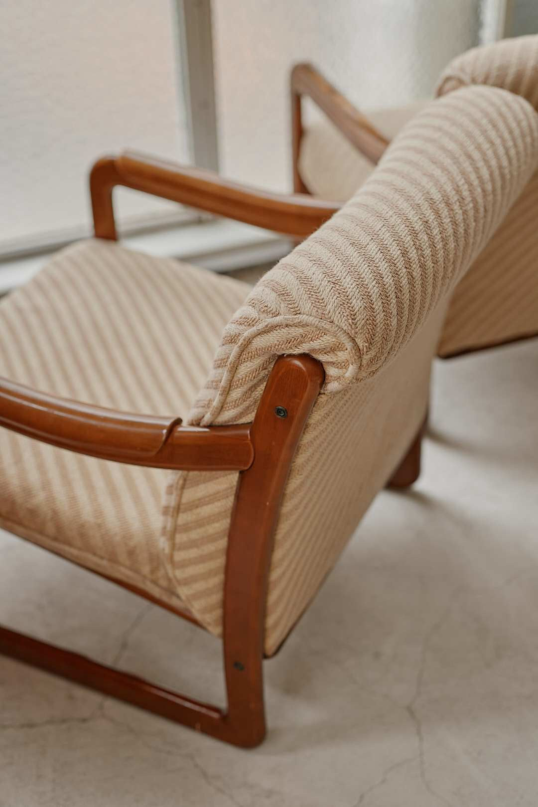 カリモク Stripe Arm Sofa