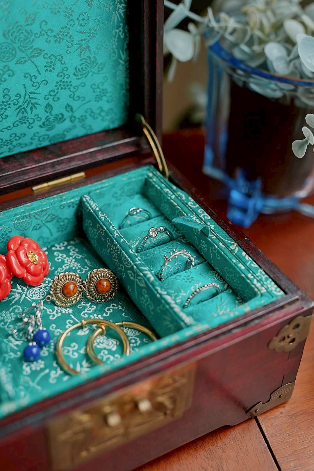 Oriental jewelry box born in Shanghai