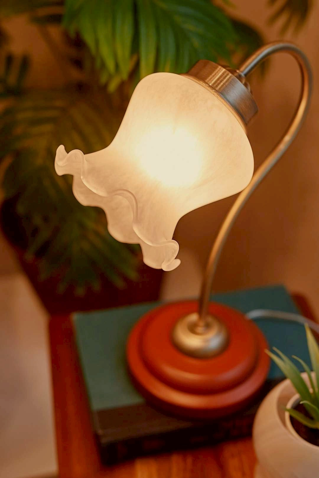 White frill lamp
