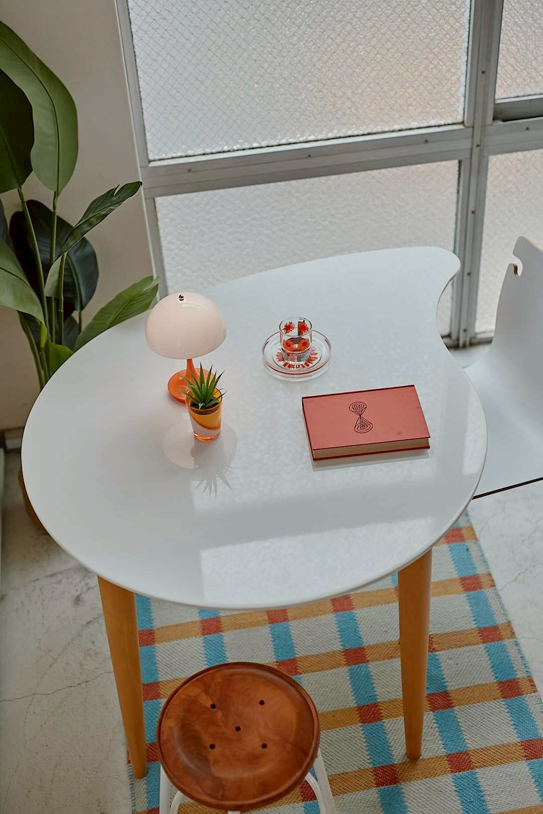 White curve table