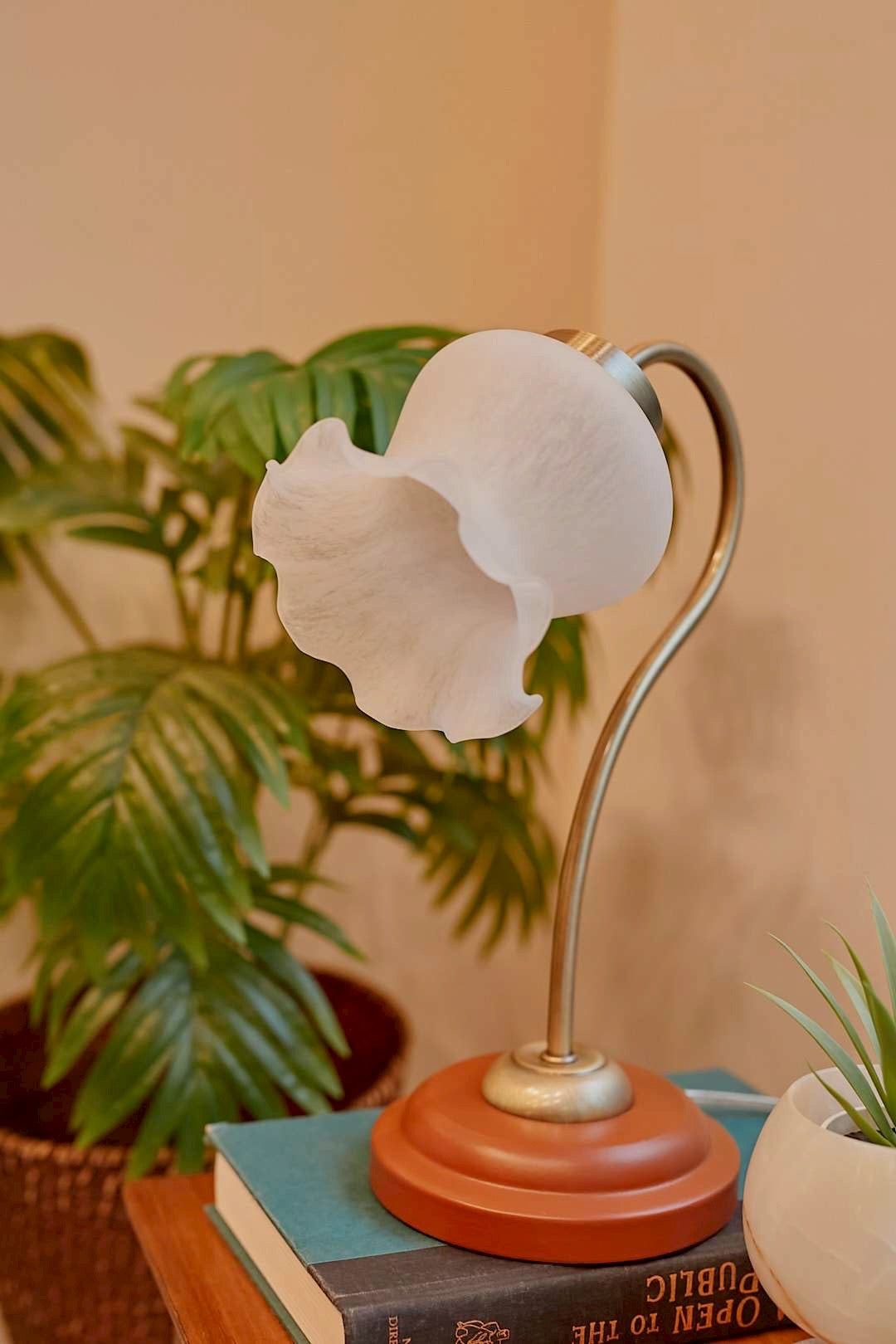 White frill lamp
