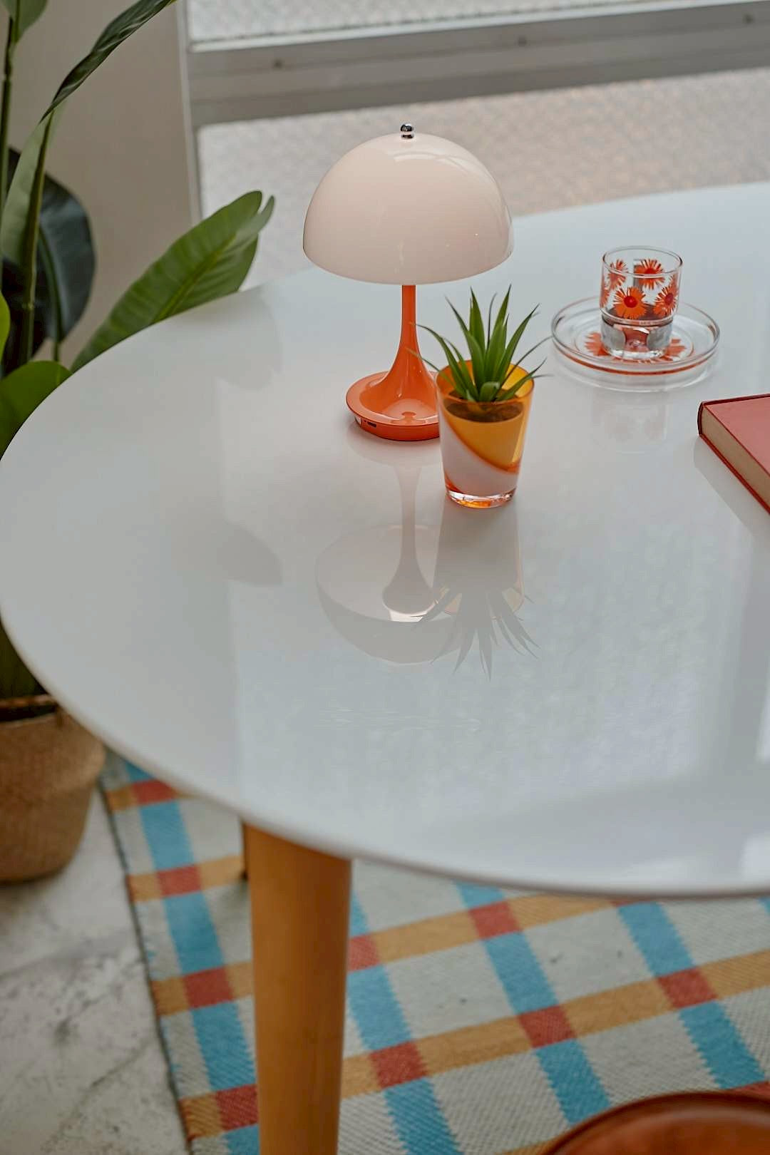 White curve table