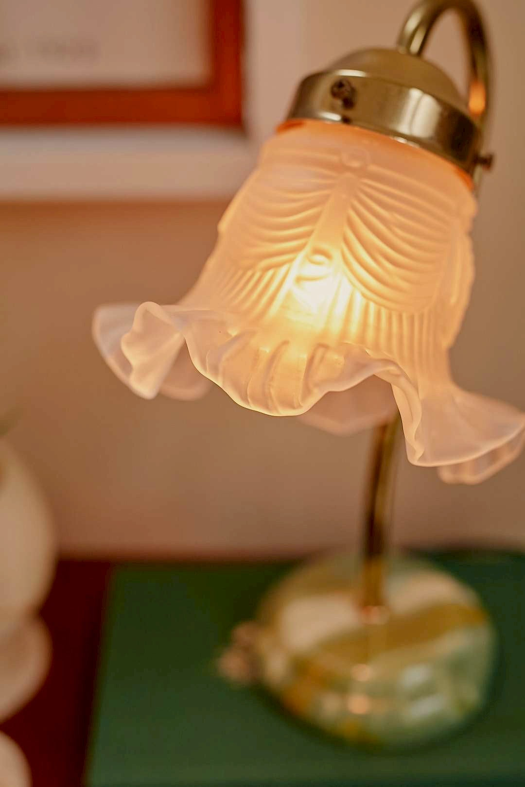 Frill glass table lamp