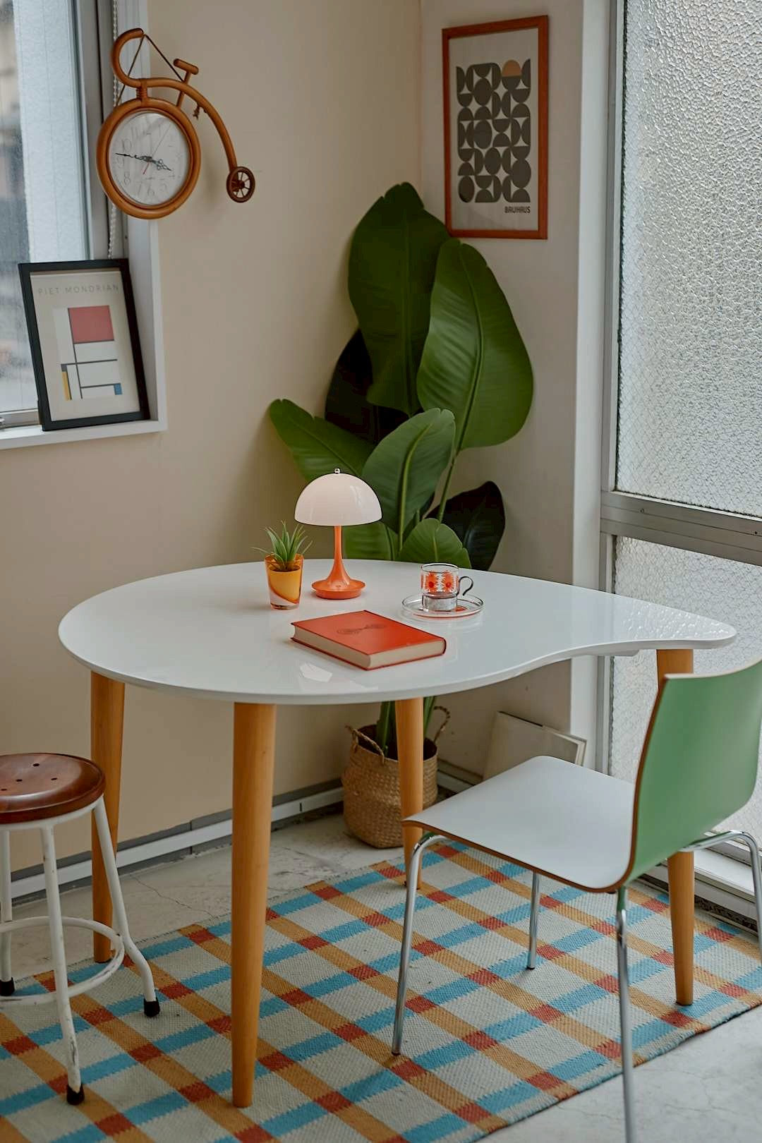 White curve table