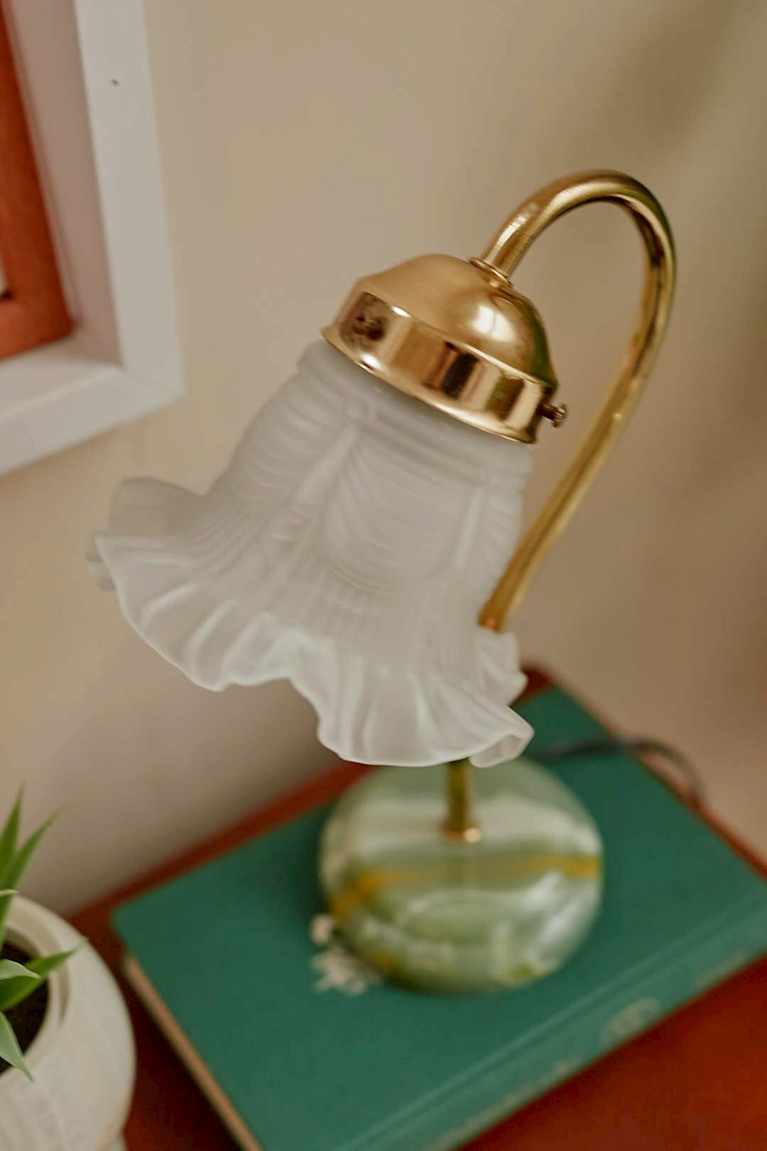 Frill glass table lamp