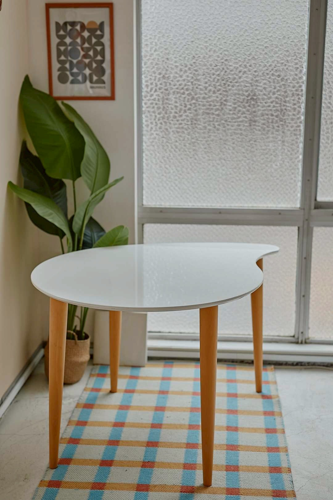 White curve table