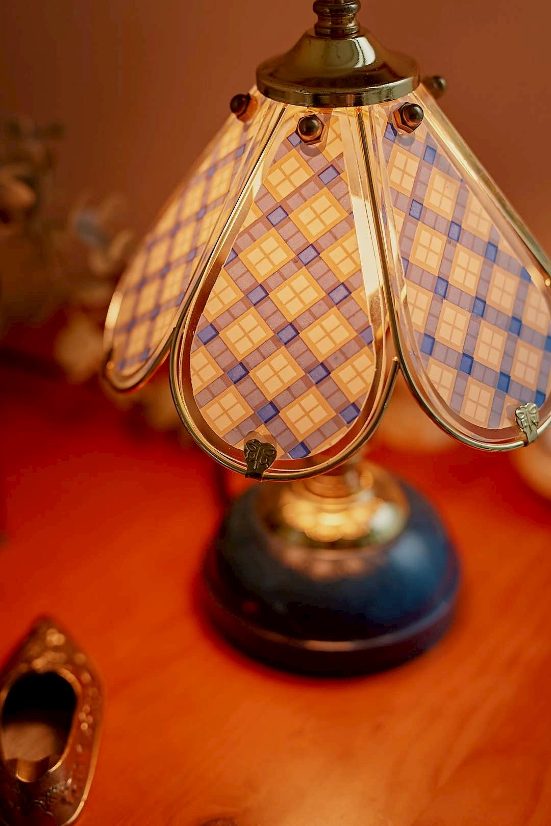 Blue check touch lamp