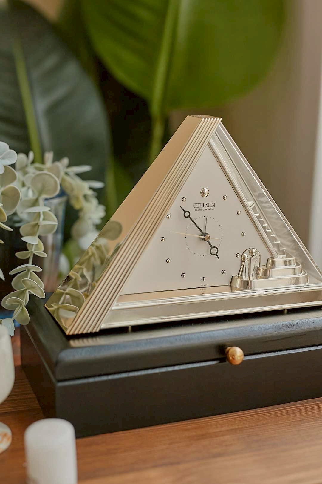 CITIZEN Triangle Clock
